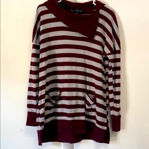 Long sleeve top with neck accent